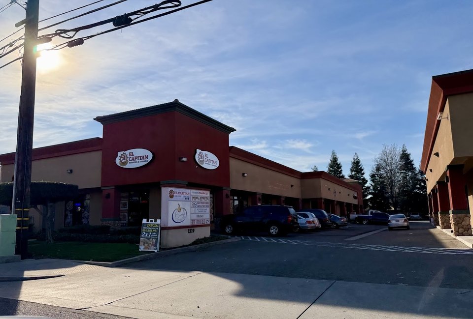 Front view of El Capitan Mariscos y Taquería.